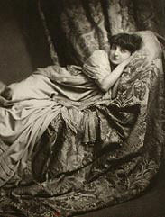 Anonyme: Dans Album de photographies de Mme la comtesse de Noailles, N 16 Couche sur un canap ; longue robe qui pend vers le sol. Tte reposant sur la main droite 