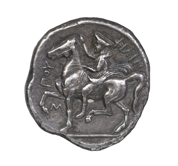 Tte barbue et laure de Zeus. / Le roi de Macdoine  cheval ; autour, lgende grecque #FILIPPOU.#