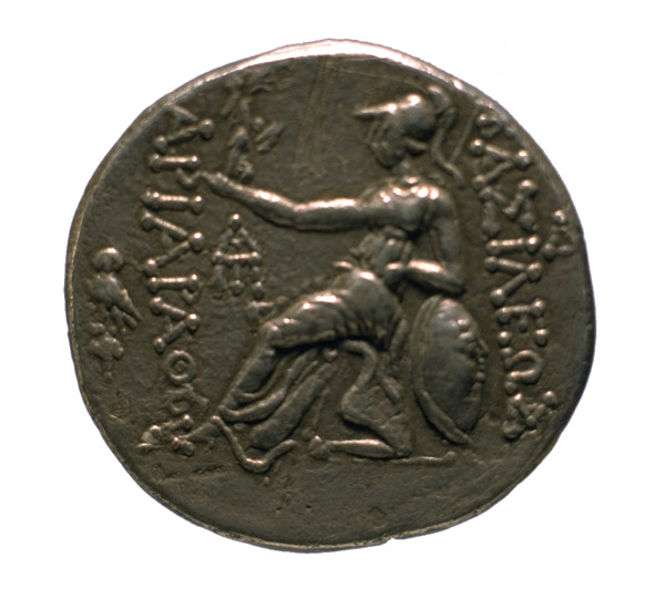 Tte diadme d'Ariaraths III. / Athna assise, casque, sa lance et son bouclier derrire elle, tenant une Victoire aile ; lgende grecque #BASILEWS ARIARAQOU.#