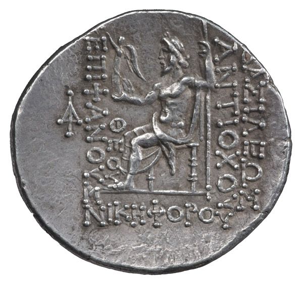 Tte diadme d'Antiochos IV. / Zeus assis tenant un sceptre et une Victoire aile ; lgende grecque #BASILEWS ANTIOCOU QEOU EPIFANOUS NIKEFOROU.#