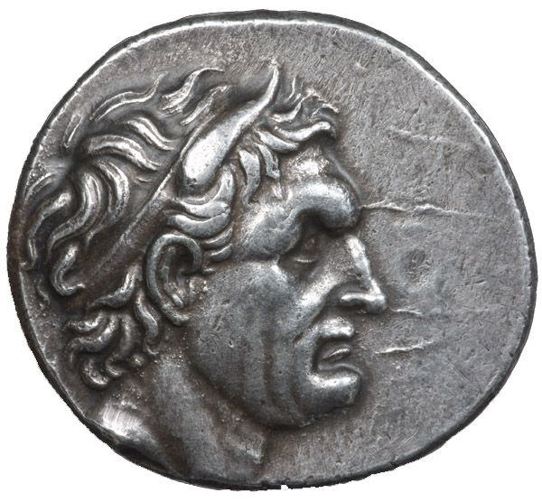 Tte diadme et cornue de Sleucos I<sup>er</sup>. / Apollon nu assis sur l'omphalos, tenant son arc ; lgende grecque #BASILEWS ANTIOCOU.#